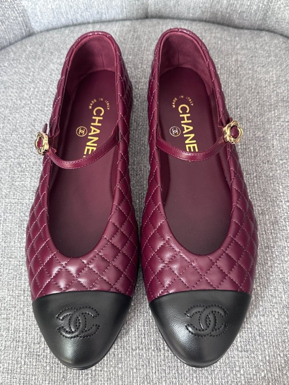 CHANEL BURGUNDY LEATHER BLACK CAPTOE MARYJANE BALLET FLATS GOLD CC HW 38.5 NEW